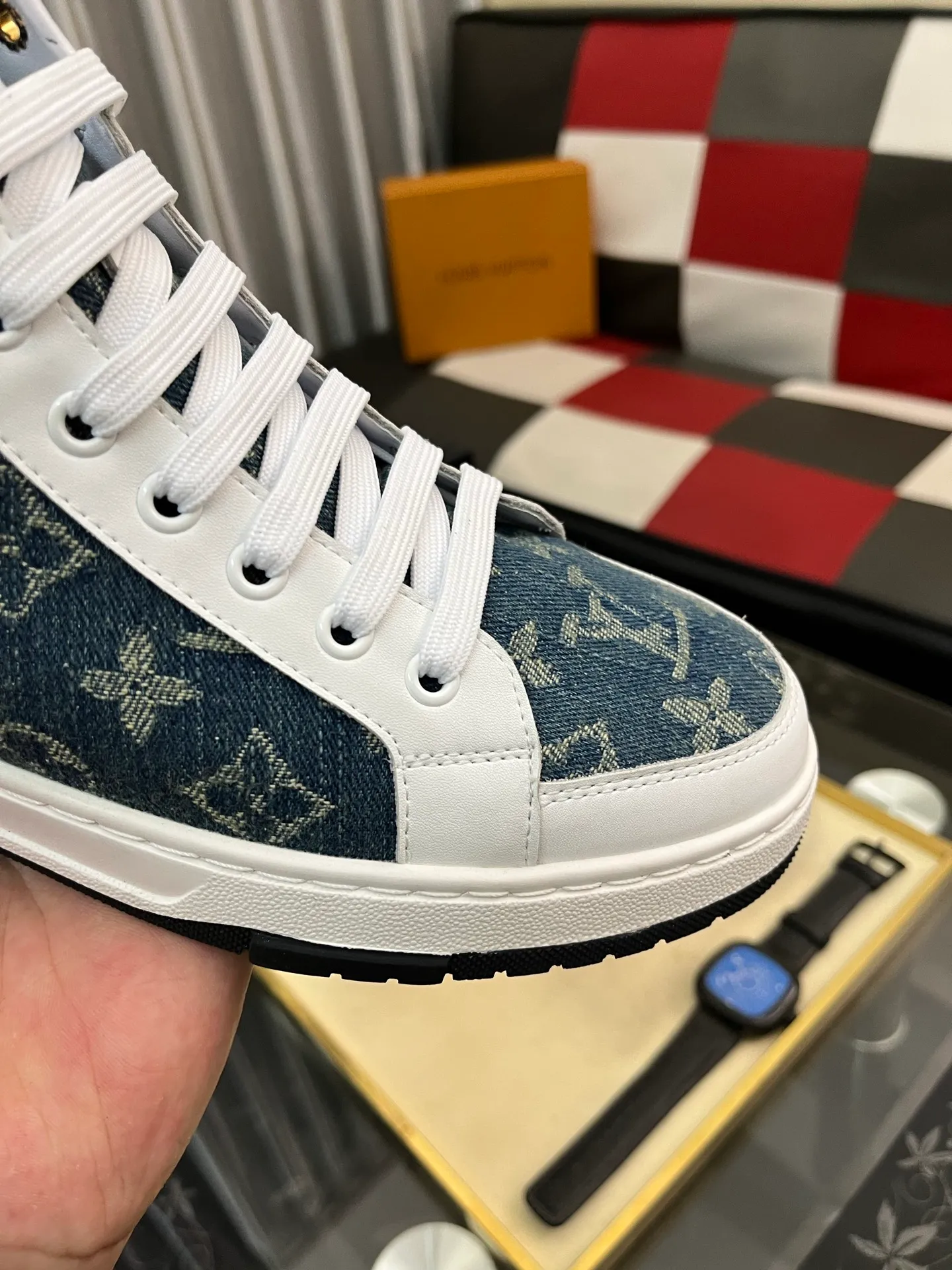 Men's shoes 💰420⌚️⌚️《Louis vuitton/LV Louis Vuitton》original quality.~ Unique modern style sneakers. 🏃A must-have casual shoe for trendy men😍😍 Original brand imported from Italy, imported original leather, cowhide lining (refuses to discolor and grind feet) sole: original sole provided by the original factory, French lazy style design ⚠️Fit to the feet, original quality, super comfortable original sole. Code number: 38-442️⃣Colors available